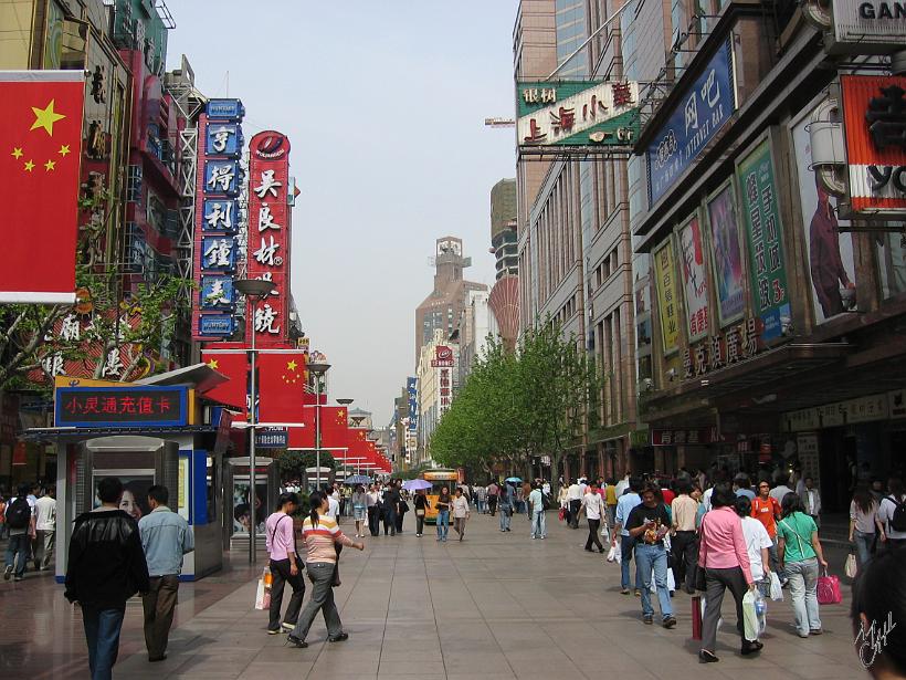 0604Sgh_Shanghai 044.jpg - Shanghai est la ville la plus peuplée de Chine et une des plus grandes du monde avec près de 20 Mio d'habitants. Ici la grande rue commerciale L'avenue Nanjing (5 kilomètres).